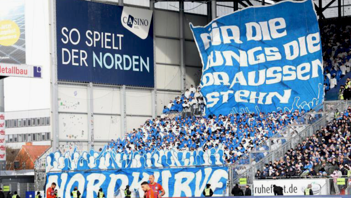 Fans von Schalke 04 in der 2. Liga in Kiel