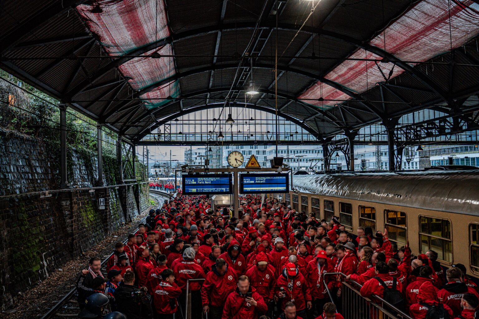 Cottbus Fans am Bahnhof in Aachen