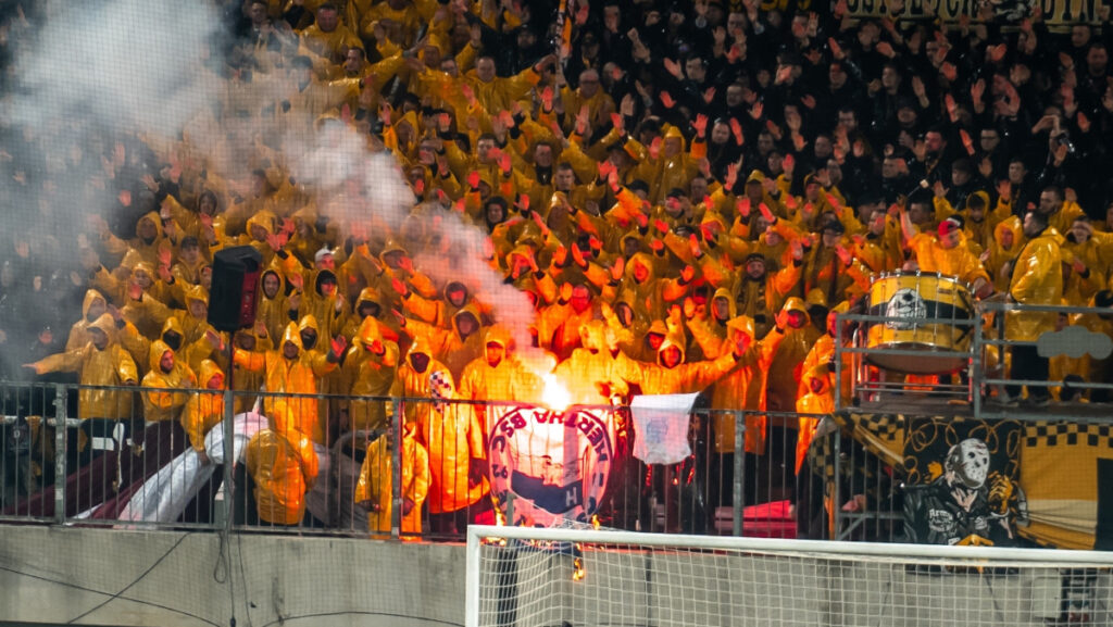 Dynamo Dresden mit der gezogenen Zaunfahne