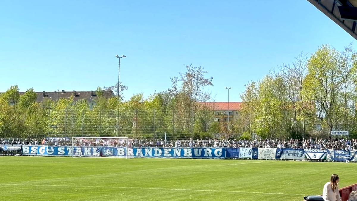Fans von Stahl Brandenburg beim Sechstliga-Derby