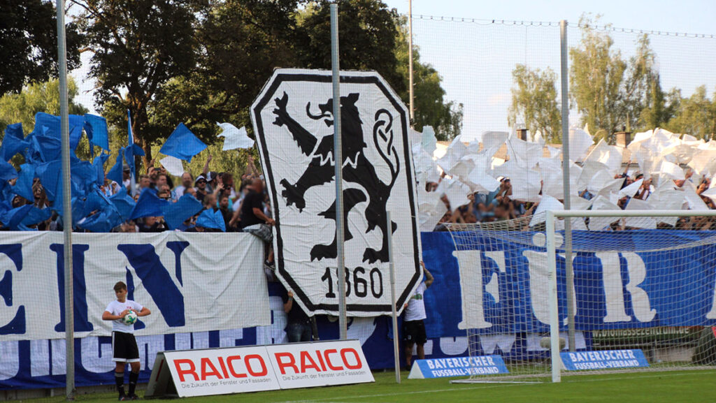 Die Fans von 1860 München beim Eröffnungsspiel der Regionalliga Bayern.