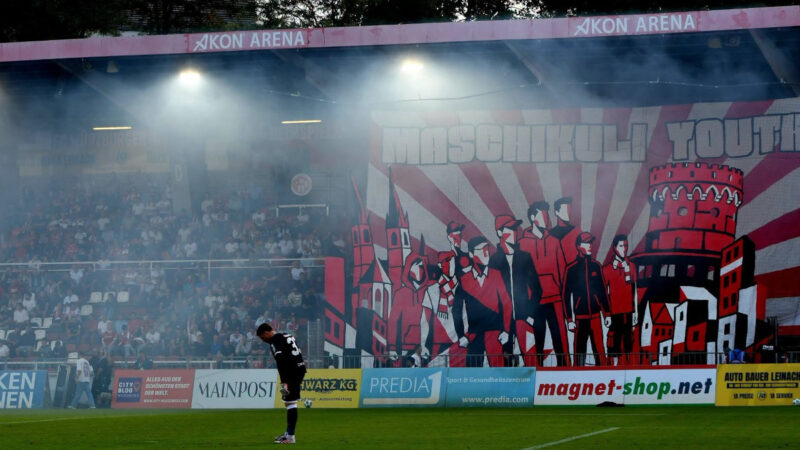 Die Zuschauer in Würzburg mit einer Choreo.