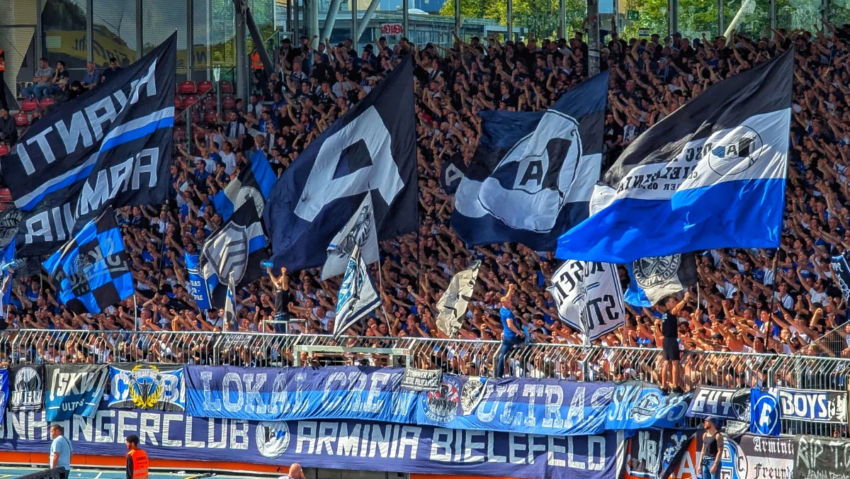 Du betrachtest gerade Beim Zweitliga-Topspiel: Kleinste Gästekulisse seit Januar