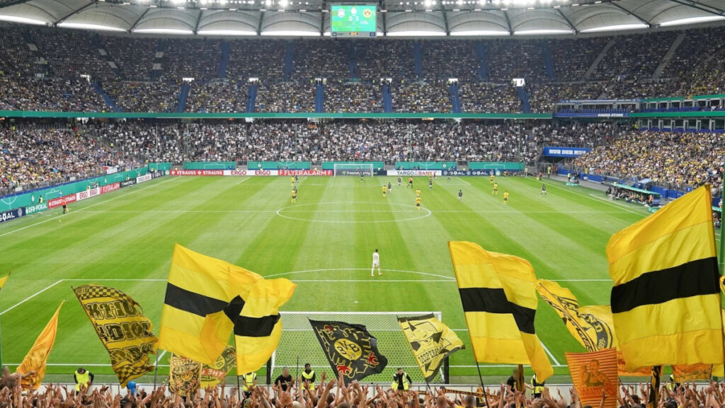 BVB-Fans beim DFB-Pokal Spiel in Hamburg
