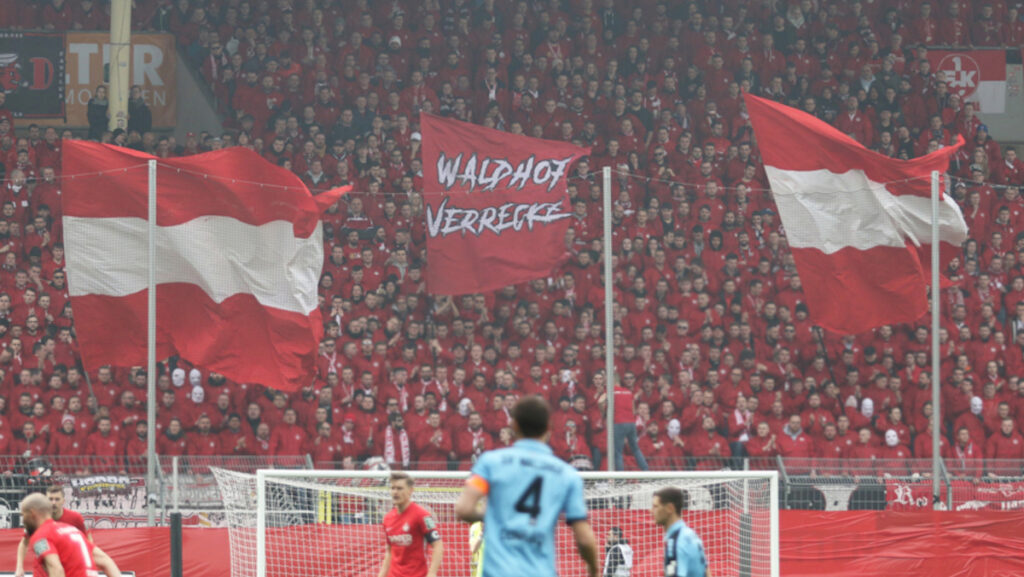 Fans des 1. FC Kaiserslautern beim Südwestderby