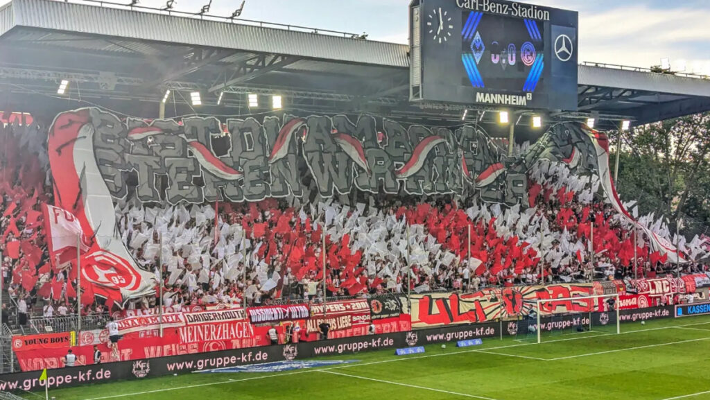 Erstes Spiel nach dem Zweitliga-Abstieg: Voller Gästeblock bei Fortuna Düsseldorf