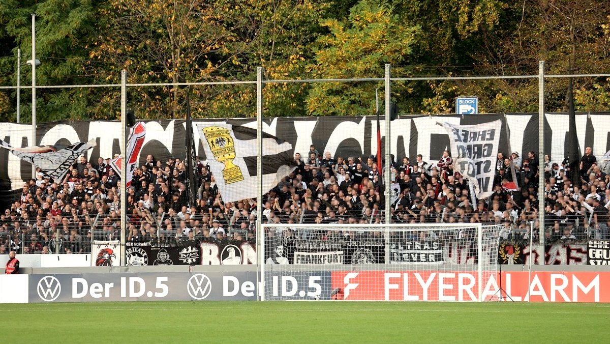 Größte Kulisse seit 2005: Bundesligist nimmt halbes Stadion ein
