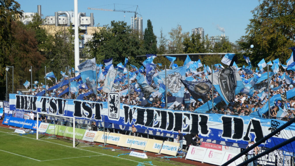 Die Fans von 1860 München in Burghausen