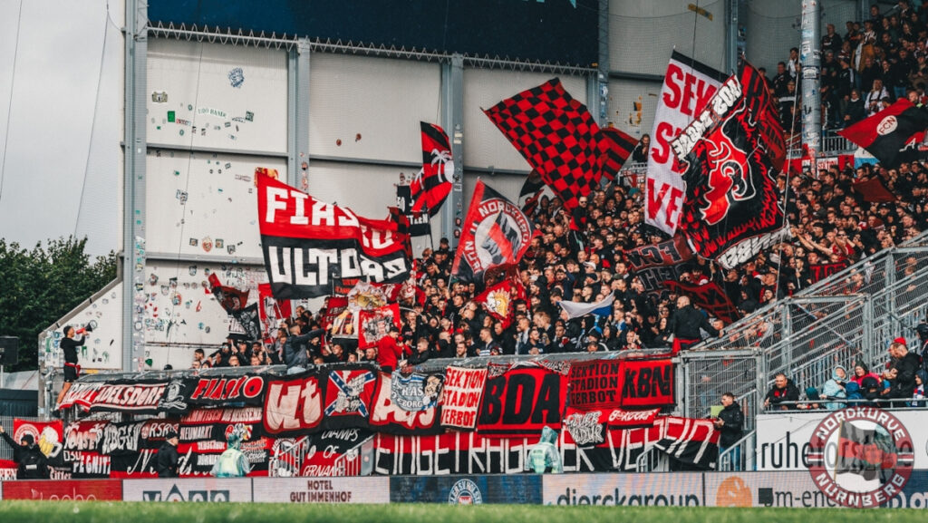 Die Fans des 1. FC Nürnberg in Kiel