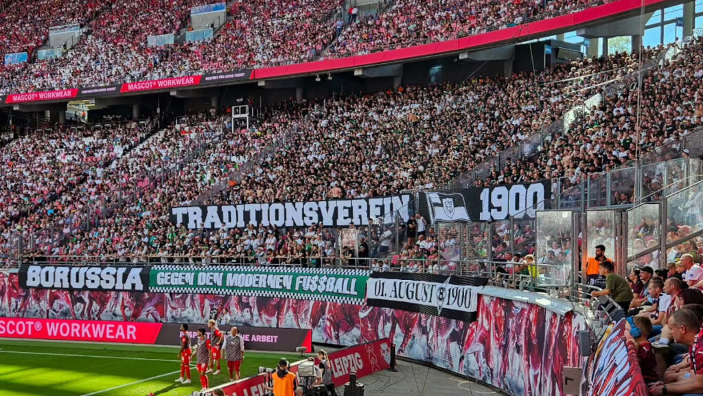 Gästeblock bei RB Leipzig gegen Mönchengladbach