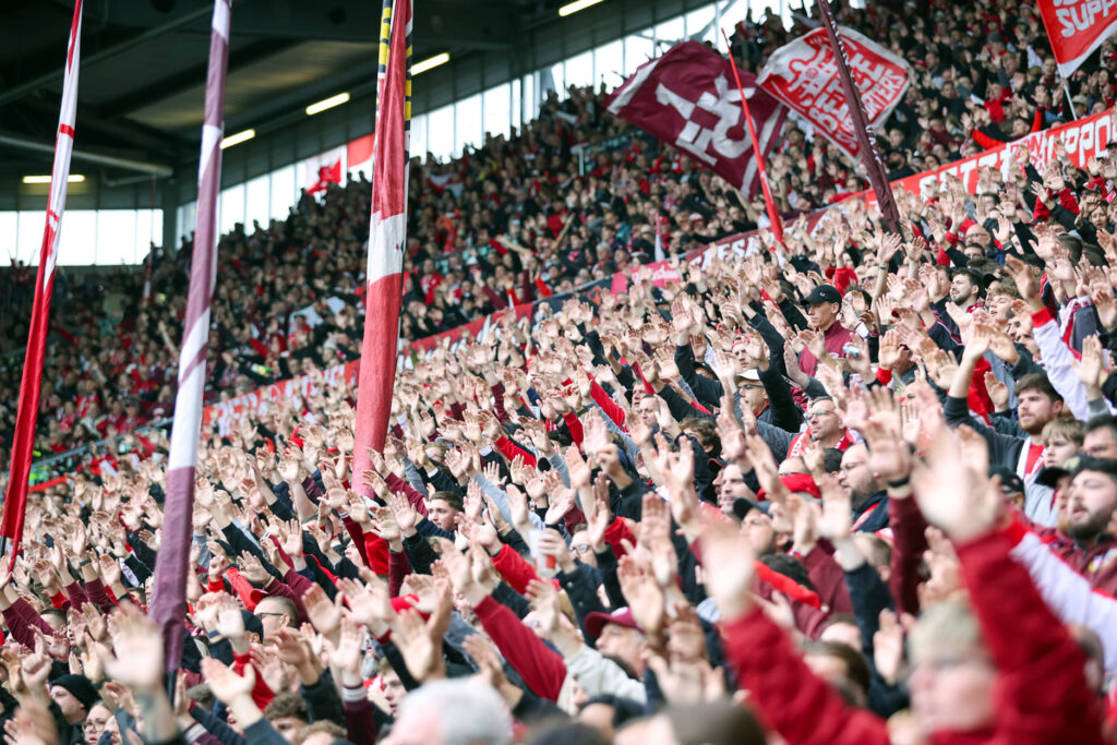 Fans des 1. FC Kaiserslautern in der Westkurve