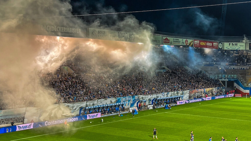 Zuschauer bei der Partie Rostock vs. Meppen in der 3. Liga